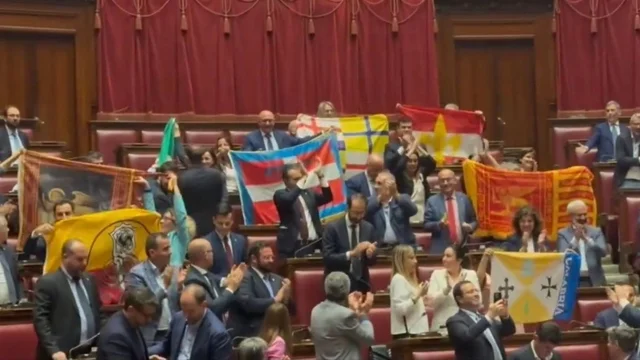 Autonomia differenziata diventa legge: la maggioranza espone bandiere indipendentiste