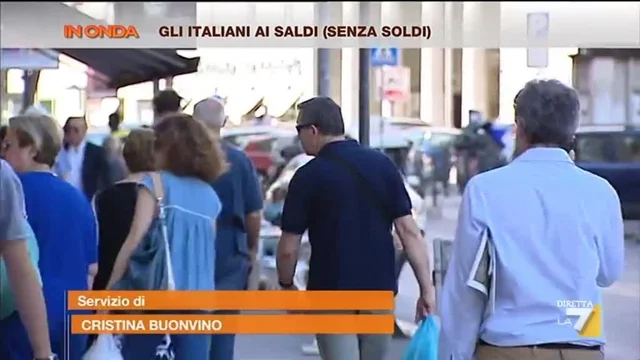 Gli italiani ai saldi (senza soldi)