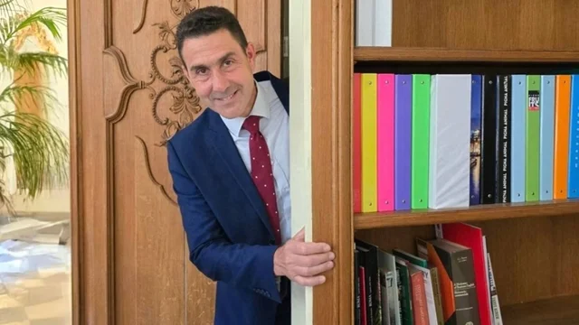 Vannacci pubblica una foto dal passaggio segreto di Berlusconi a Palazzo Grazioli: "Cucù! Attacco a sorpresa"