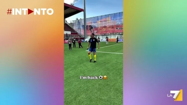 Renzi palleggia e scherza alla Partita del Cuore… poi imita Berlusconi