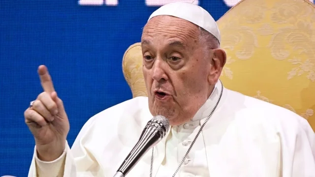 Papa Francesco, no ai seminaristi omosessuali all'assemblea dei vescovi: "C’è già troppa ‘frociaggine'"