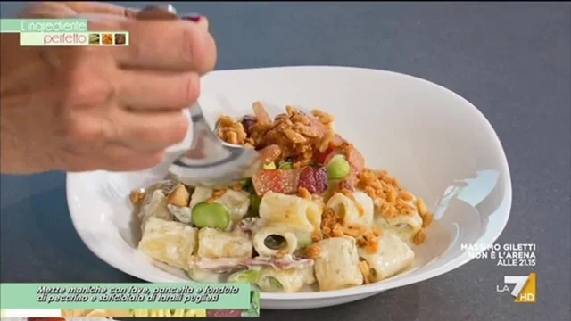 Mezze maniche con fave, pancetta e fonduta di pecorino e sbriciolata di taralli pugliesi