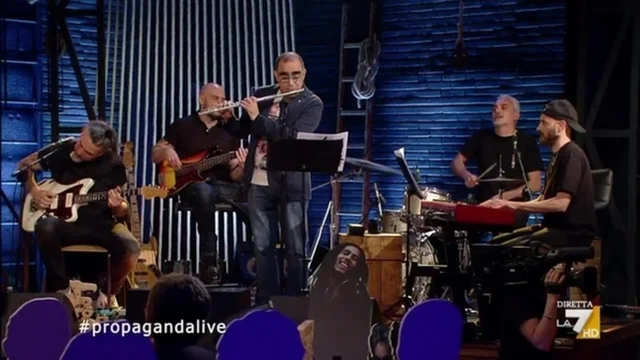 Elio e la sigla di Propaganda Live