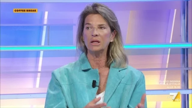 Funerali del Papa, Claudia Fusani vs Raffaele Nevi: "Il governo poteva evitare 5 giorni di lutto nazionale, per Wojtyla furono 3"
