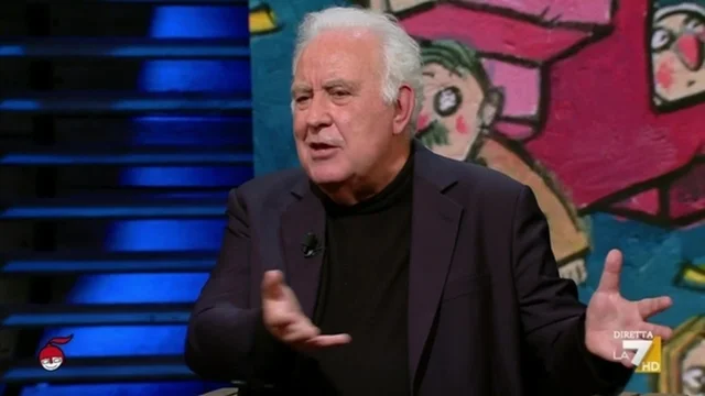 Santoro su Beppe Grillo: "Diceva 'siete morti' finché si è messo lui stesso in un carro funebre"