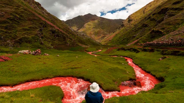 Le incredibili immagini del fiume rosso in Perù