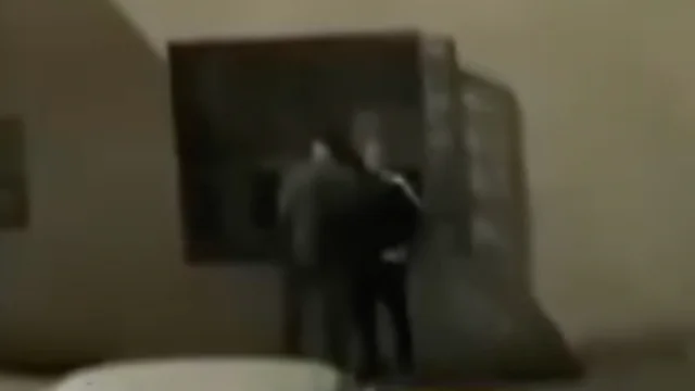 Roma, ladri svaligiano casa ma la polizia non arriva: il video dei vicini