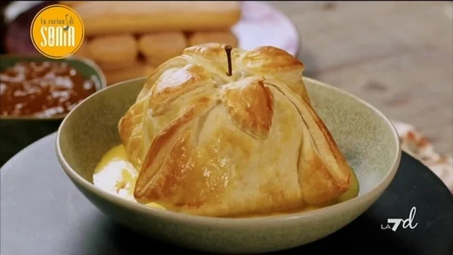 Mela in gabbia con crema inglese e coulis di lamponi