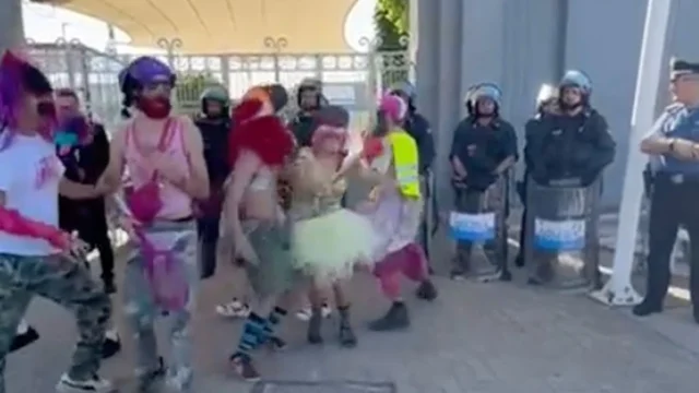 G7, blitz di manifestanti del Clown Army al Media Center di Bari: il video davanti alle forze antisommossa