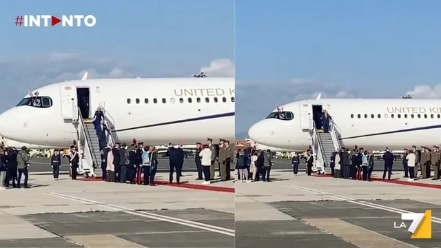 Re Carlo e la Regina Camilla in visita ufficiale in Italia: appena atterrati all’aeroporto di Ciampino