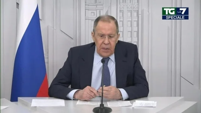 Ucraina, il ministro russo Lavrov: "La guerra nucleare è nella testa dei politici occidentali, non della Russia"