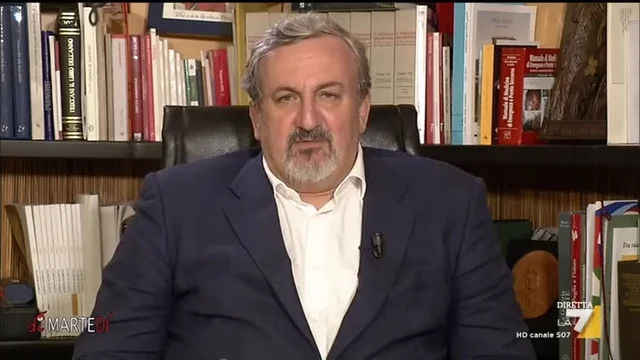 Michele Emiliano sul treno di Renzi: 'Non sappiamo bene gli orari di questo treno'