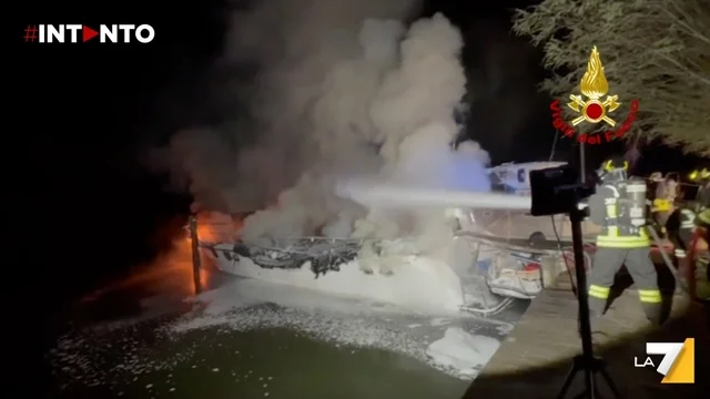 Turista tedesca muore nell'incendio di un'imbarcazione a Palazzolo dello Stella, Udine