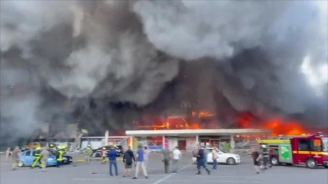 Ucraina, missili russi colpiscono centro commerciale a Kremenchuk. Zelensky: "Numero vittime inimmaginabile"