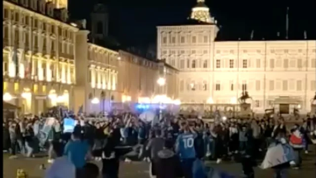 Tifosi napoletani festeggiano in piazza a Torino: le immagini della festa