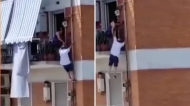 Napoli, si arrampica sul balcone per recuperare un panno caduto e rischia di cadere nel vuoto
