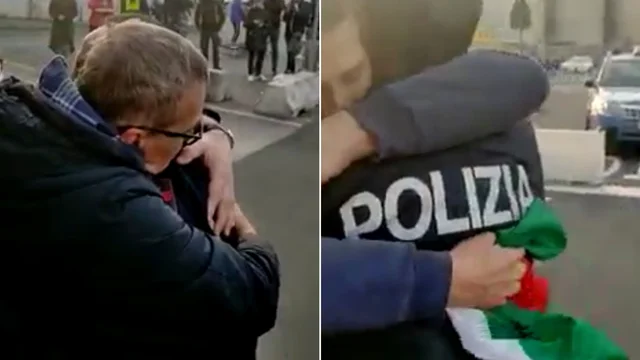 Genova, due poliziotti portano focaccia e dolci ai manifestanti
