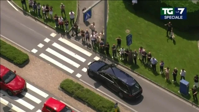 Il feretro di Silvio Berlusconi verso il Duomo di Milano