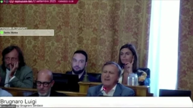Venezia, rissa in consiglio comunale. Brugnaro: "Fascista, cosa vuoi?"
