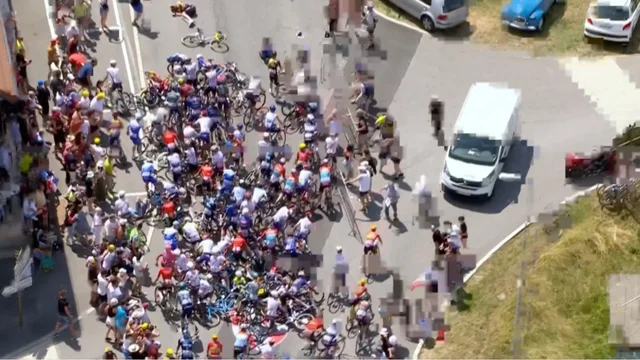 Maxi caduta al Tour de France: tifoso travolto per scattare un selfie