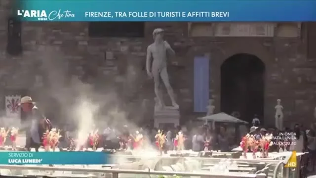 Firenze, tra folle di turisti e affitti brevi