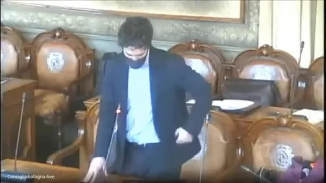 Bologna, Mattia Santori in consiglio comunale denuncia l'aggressione di un cane nei confronti di due oche