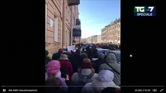 I manifestanti per la pace a Mosca: "L'Ucraina non è il nostro nemico"