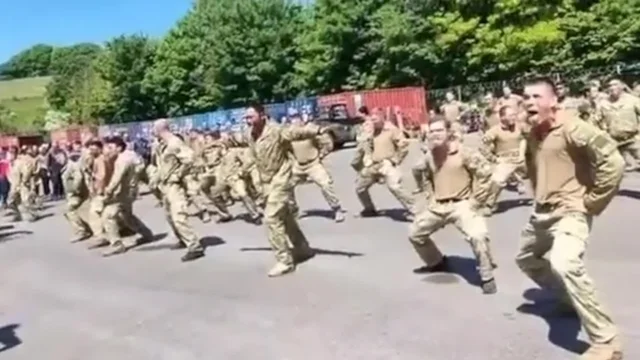 I militari neozelandesi fanno la haka a sostegno dei soldati ucraini