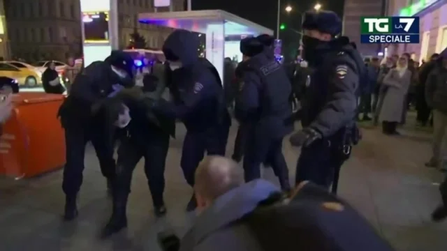 Mosca, manifestante arrestato in diretta
