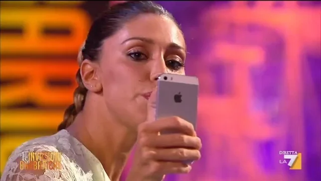 Belen Rodriguez: tecniche per un selfie perfetto