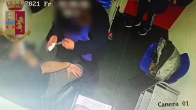 Vaccinazioni Covid false a Palermo, l’infermiera svuota la siringa in una garza: il video