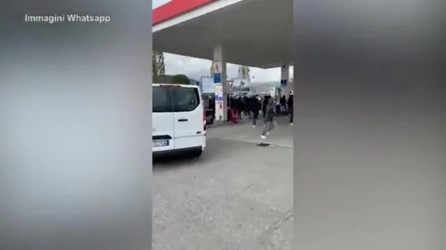 Le immagini della follia ultras sulla A1