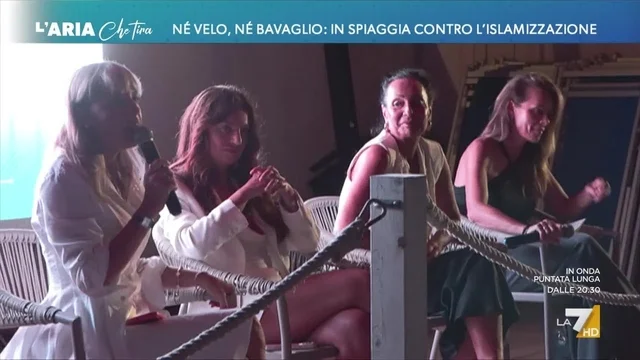 Né velo, né bavaglio: in spiaggia contro l'islamizzazione