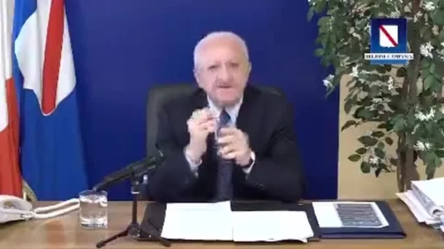De Luca se la prende con don Patriciello: "Il Pippo Baudo dell'area nord di Napoli"