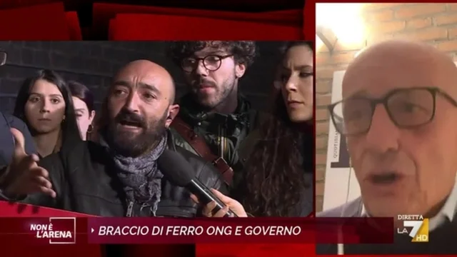 Migranti, scontro tra il manifestante e Sallusti: "Non ci prendete in giro!", "Non urli!"