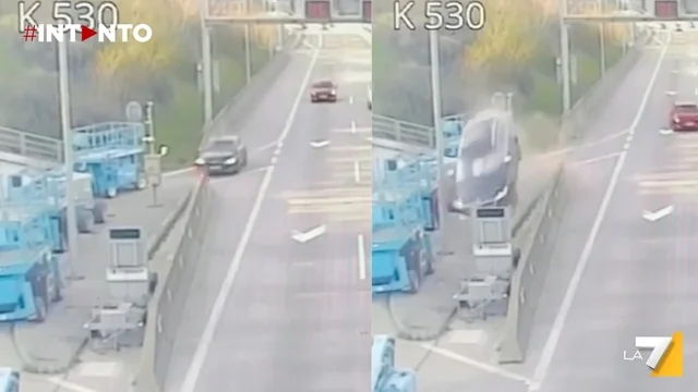 Tangenziale Bratislava, un'auto "decolla": automobilista miracolosamente vivo