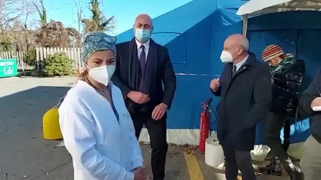 No vax prova a fare il vaccino con il braccio in silicone, l'infermiera: "L'ha definito un costume di scena"