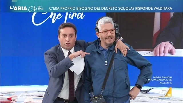 Siparietto tra Parenzo e Valditara: il conduttore porta in studio il suo autore sardo per rispondere al ministro
