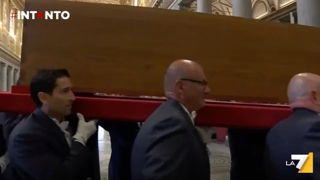 Funerali Papa Francesco: il momento della sepoltura a Santa Maria Maggiore