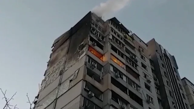 Ucraina, a Kiev un missile colpisce edificio di 16 piani: le immagini dei soccorsi