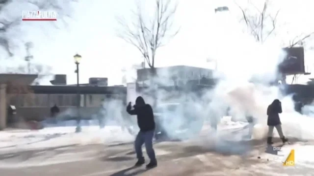 Scontri tra ICE e cittadini di Minneapolis: i manifestanti si rifugiano nei negozi per ripararsi dai lacrimogeni
