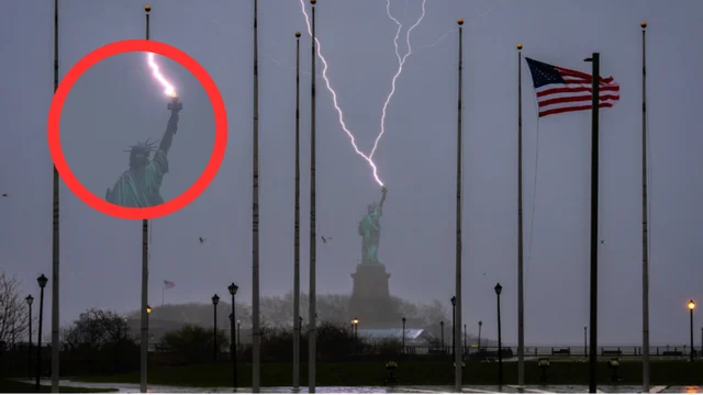 New York, la Statua della Libertà colpita da un fulmine: le incredibili immagini