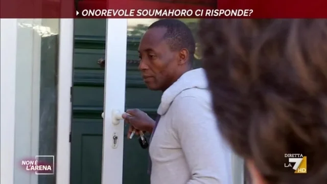 Aboubakar Soumahoro intercettato da Non è l'Arena
