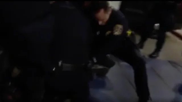Il video choc dagli USA, uomo arrestato muore soffocato come George Floyd: "Non respiro"