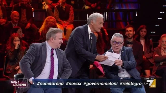 Giletti e Pregliasco cantano: "Tu scendi dalle stelle..."