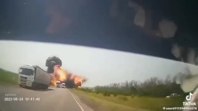 Russia, il video delle bombe contro la Wagner: l'esplosione in autostrada