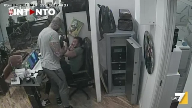 L’orologiaio dei vip Ruzza preso a pugni da Danilo Quarto: il video dell’aggressione