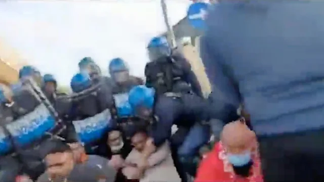 Protesta dei lavoratori a Pozzuolo Martesana, interviene la polizia: urla e tensioni