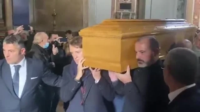 Funerali Mihajlovic: Mancini e Stankovic sorreggono il feretro all'uscita dalla Chiesa