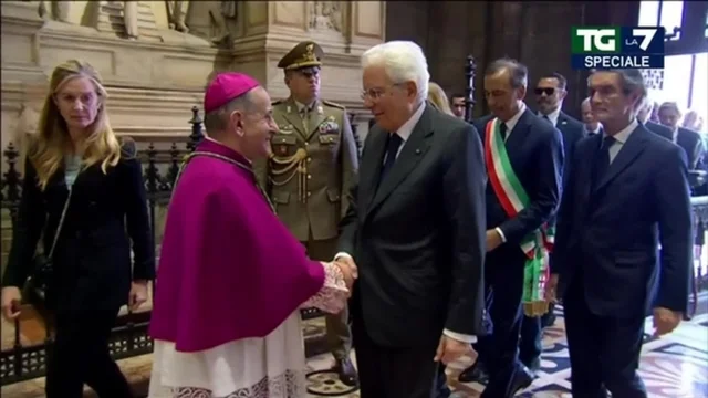 Funerali Berlusconi, il Presidente Mattarella entra in Duomo: le immagini
